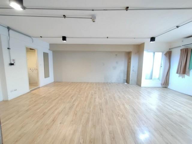 ให้เช่าพื้นที่สำนักงาน พื้นที่ 103.6 ตรม. ซอยอารีย์ 5 เดินทางสะดวก ใกล้ BTS อารีย์ราคาเช่า 38,000 บาท / เดือน ( สัญญาขั้นต่ำ 2 ปี ประกัน 3 เดือน ล่วงหน้า 1 เดือน )ที่ตั้ง ถนนพหลโยธิน 7 ซอยอารีย์ 5 แขวงสามเสนใน เขตพญาไท กรุงเทพมหานคร 10400ติดต่อ : คุณภัสพงณ์ 063-409-8164Line : deedaa23พื้นที่ใช้สอย 103.6 ตรางเมตรค่าน้ำ เหมาจ่าย เดือนละ 300 บาทค่าไฟ ตามการไฟฟ้าค่าส่วนกลาง 500 บาทสิ่งอำนวยความสะดวก- เข้า-ออก ไ�