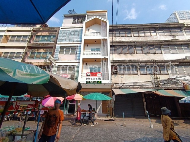 รหัสทรัพย์ : 3907ให้เช่า ตึกแถว 4 ชั้น ซอย สีลม 20 ใกล้วัดแขกที่ตั้ง : ซอยสีลม 20 (ซอยประดิษฐ์) แขวงสุริยวงศ์ เขตบางรัก กรุงเทพมหานคร 10500รายละเอียดทรัพย์ :- เนื้อที่ 11 ตร.ว พื้นที่ใช้สอย 176 ตร.ม- 4 ชั้น 1 ดาดฟ้า- รีโนเวทแล้วทั้งตึกสไตล์ญี่ปุ่น- มีพื้นที่ใช้สอยแบบตกแต่งแล้วพร้อมห้องน้ำทุกชั้น ห้องน้ำทั้งหมด 7 ห้อง- ดาดฟ้าทำหลังคาไว้แล้ว- หน้าตึกหันทางทิศตะวันตก- มีรายได้จากค่