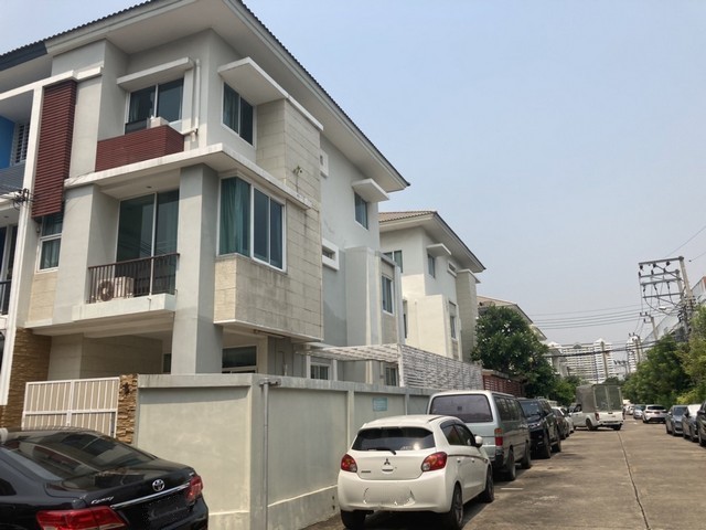 RTJ1608ให้เช่าทาวน์โฮม ธนาพัฒน์ เฮ้าส์ สาทร-นราธิวาสฯ หลังมุม ย่านพระราม3 ช่องนนทรี20  เนื้อที่ประมาณ 25 ตร.ว. 4ห้องนอน3 ห้องน้ำ แอร์5 ตัว  1 ที่จอดรถในบ้าน 3ที่จอดรถนอกบ้านสนใจติดต่อคุณเจี๊ยบ 092-851-6969Line :Line:keti2522ราคาเช่า 25,000 บาท/เดือน มัดจำ2 ล่วงหน้า1 สัญญาขั้นต่ำ1 ปีซอยนนทรี 20 แขวง ช่องนนทรี เขต ยานนาวา กรุงเทพมหานคร 10120สิ่งอำนวยความสะดวกในโครงการ- สโมสร คลับเฮ้าส์ สระว่ายน้ำ,ฟิตเน