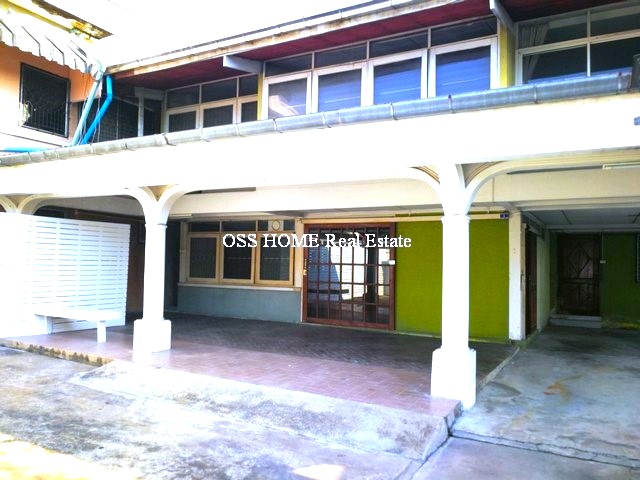 ให้เช่าบ้านหมู่บ้าน เสรีไทย พระราม 9 อยู่หลัง  ห้าง เดอะไนน์ เซ็นเตอร์ พระราม 9 ร้านอาหารทั้งซอย ของกินหาง่าย  เดินทางสะดวก         