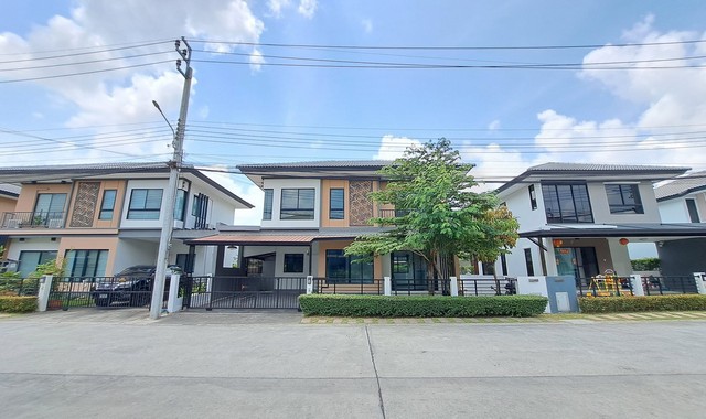   รายละเอียดเพิ่มเติม Code ID : PKK03-00836  ราคาขาย  4,500,000 บาท- ขนาดพื้นที่ :   42.00 ตร.ว.- พื้นที่ใช้สอย :   -- จำนวนห้อง :   3 ห้องนอน 3 ห้องน้ำ - ที่จอดรถ :   1    คัน- บ้านหันทางทิศ : - พิกัดทรัพย์ : https://maps.app.goo.gl/B9d173mZGY5GxAno7    สถานที่ใกล้เคียง- ใกล้โรงพยาบาล เซ็นทรัล ปาร์ค- ใกล้ซีเจ มอร์ สาขาบางโฉลง  - ใกล้โลตัส โก เฟรช เคหะบางโฉลง-สมุทรปราการ  - ใกล้ไทยฟู้ดส์ เฟรซ มาร์เก็ต สาขาตลาดน้ำเรือบิน สอบถามเพิ่มเติม/นัดช