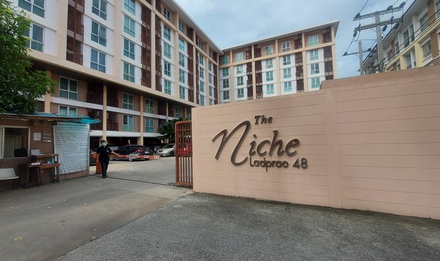   รายละเอียดเพิ่มเติม Code ID : PKK02-00992  ราคาขาย 1,720,000  บาท- พื้นที่ใช้สอย :   35.78 ตร.ม.- จำนวนห้อง :   1 ห้องนอน 1 ห้องน้ำ - ชั้นที่  :  2     - อาคาร : A พิกัดทรัพย์ : https://maps.app.goo.gl/hXRtw2PM8Pehd8nT8    สถานที่ใกล้เคียง- ใกล้สถานนีรถไฟฟ้ารัชดาภิเษก- ใกล้ตลาดโชคชัย4 - ตลาดโต้รุ่ง - ใกล้คลีนิกเวชกรรม โชคชัย - ใกล้ห้างทองทวีผล สอบถามเพิ่มเติม/นัดชมโทร. 097-419-5982(พลอย)โทร. 096-932-4624(ออมสิน)Line : @panaya (มี@ด้านหน้า)ปรึกษาสินเชื่อฟรี One Stop Servic