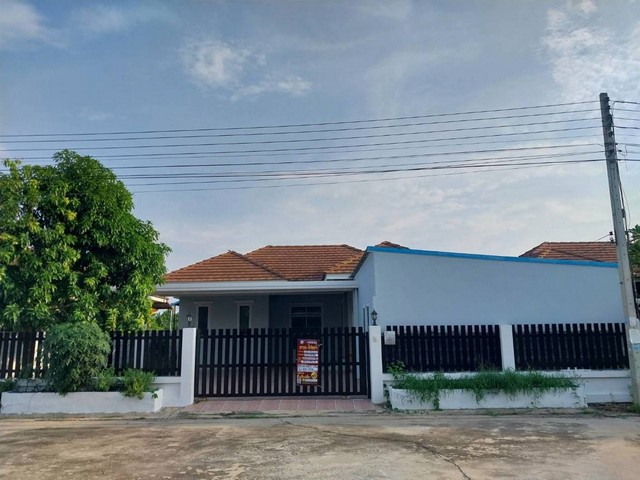   รายละเอียดเพิ่มเติม Code ID : PKK02-01125  ราคาขาย 3,400,000  บาท- ขนาดพื้นที่ :   80.20 ตร.ว.- พื้นที่ใช้สอย :   -- จำนวนห้อง :  3 ห้องนอน 3 ห้องน้ำ  - ที่จอดรถ :    1   คัน- บ้านหันทางทิศ : - พิกัดทรัพย์ :  https://maps.app.goo.gl/aH4sxJeYHp2vPn16A    สถานที่ใกล้เคียง- ใกล้โรงพยาบาลส่งเสริมสุขภาพตำบลตลิ่งชัน- ใกล้แมคโดนัลด์ # พีทีที อยุธยา  - ใกล้ โลตัส3095PMTโรจนะ- ใกล้ท็อปส์ เดลี่ สาขา นิคม ไฮเทค (อยุธยา)  สอบถามเพิ่มเติม/นัดชมโทร. 097-419-5982(พลอย)