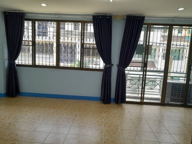 ให้เช่าทาวน์โฮม5ชั้น ใกล้ห้างเทอมินอล พระราม3  ใกล้ทางด่วน   หมู่บ้านเบญจธานี เจิญราษฎร์ซอย7 เข้า-ออกได้2ทาง ถนนรัชดาภิเษก และถนนพระราม3