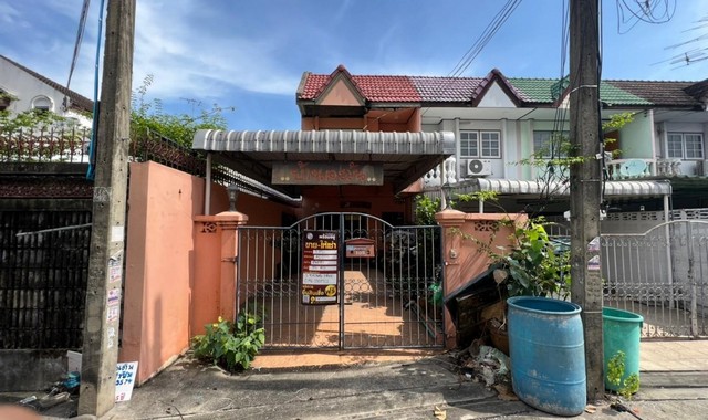   รายละเอียดเพิ่มเติม Code ID : PKK03-00642  ราคาขาย  3,000,000 บาท- ขนาดพื้นที่ :   22.40 ตร.ว.- พื้นที่ใช้สอย :   -- จำนวนห้อง :   2 ห้องนอน 2 ห้องน้ำ - ที่จอดรถ :     1  คัน- บ้านหันทางทิศ : - พิกัดทรัพย์ : https://maps.app.goo.gl/qnFbn763WWxWD28b6    สถานที่ใกล้เคียง- ใกล้สถานีรถไฟฟ้า- ใกล้ มหาวิทยาลัยเกษตรศาสตร์  - ใกล้โรงพยาบาลเปาโล เกษตร- ใกล้โรงพยาบาลเปาโล โชคชัย สอบถามเพิ่มเติม/นัดชมโทร. 097-419-5982(พลอย)โทร. 096-932-4624(ออมสิน)Line : @panaya (มี@ด้านหน้า