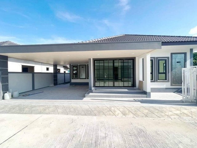 ข่าวดี บ้านสวย รวยทรัพย์บ้านเดี่ยว สร้างใหม่ ลดทันที 300,000 เหลือ 2,950,000 แยกอนามัยหนองหงษ์ ใกล้แหล่งความเจริญถนนสี่เลน ใกล้อมตะ เฟส 8,9,10  ใกล้แยกมาบโป่ง ใกล้ตลาดบ้านบึง ตลาดนินจาโป่างตามุข เซเว่น โลตัส*ทำเลดี บรรยากาศดีไม่แออัดน้ำไม่ท่วม บ้านก่อด้วยอิฐแดงทั้งหลังพื้นที่เริ่มต้น 50 ตร.ว. พื้นที่ใช้สอย 97 ตร.ม.*บ้านเดี่ยว : 3 ห้องนอน 2 ห้องน้ำ 1 ห้องทานข้าว 1 ครัวแยกจากตัวบ