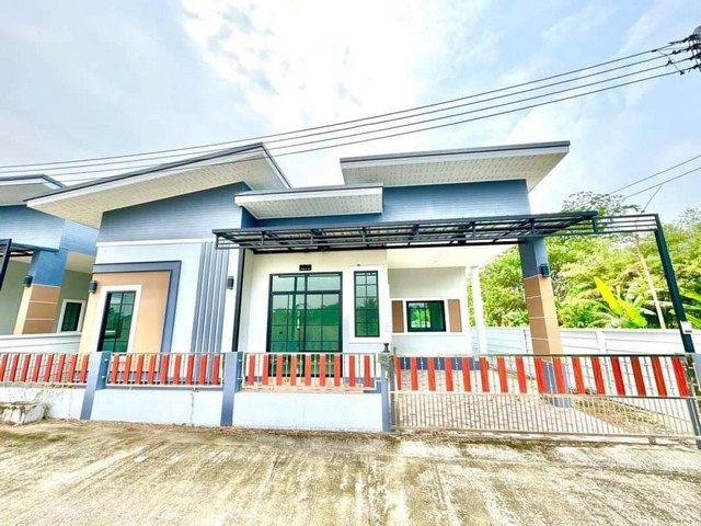 มองหาบ้านสวยระยอง ต้องนี่เลย บ้านเดี่ยวมือ1  ต.มาบยางพร อ.ปลวกแดง จ.ระยองประเมินออมสิน ได้ประมาณ 2.6***ขายเพียง 2.5 ล้านบาท#หน้าบ้านไม่ชนใคร  *ติดถนนเมนหลัก ทำเลค้าขายมี7หลัง ให้เลือก เสร็จแล้ว100% พร้อมโอน#3นอน 2 น้ำ 1 ห้องครัว 1 จอดรถเนื้อที่เริ่มต้น 38-49 ตรว.สถานที่ใกล้เคียง-ใกล้โรงเรียนอรวินวิทยา-ติดถนนหลัก แม่น้ำคู้ซ3 เพียง 2 กิโล-ห่าง CK Plaza เพียง 5 กิโล-ห่างโรงพยาบาลกรุงเท