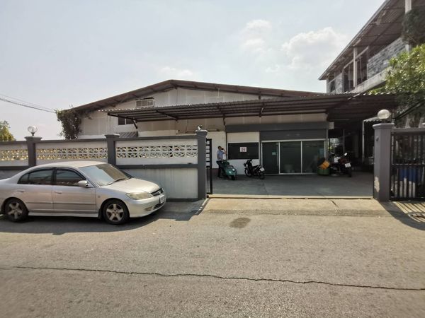 ให้เช่าอาคารพาณิชย์ 3 ชั้น พร้อมโกดังและบ้านพัก พื้นที่รวมขนาด 226 ตรว คูคต ลำลูกกา ปทุมธานีรายละเอียด   -อาคารที่1 เป็นอาคารพาณิชย์ 3 ชั้น ปรับปรุงใหม่ แต่ละชั้นมี                ขนาดประมาณ 15 X 14 เมตร ( 210 ตรม/ต่อชั้น) - อาคารที่ 2 เป็นอาคาร ห้องพัก และเป็นโกดัง ขนาดพื้นทีรวม   ประมาณ 300 ตรม  ทำเป็นสำนักงาน บ้านพัก และที่เก็บของเพิ่มเติมได้      -  ด้านหน้ามีที่จอดรถได้หลายคัน อยู่เป็