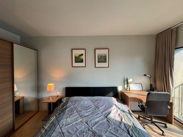 Noble Refine Sukhumvit 26, safe, private, 17th floor, BTS Phrom Phong.***Service for selling/renting houses, condos and giving advice. If interested, contact at any time***Interested in additional details or pictures or making an appointment to see the room?Contact Ekachai (Aui)T. 089-799-5598Line ID: @auiauiaui001 (add @ in front)Room type: 1 bedroom, 1 bathroomSize 50 sq m., 17th floorNew, clean room, beautifully decorated, ready to move in.details-------------------------------------------------- ------------Rental price: 35,000 baht per month-------------------------------------------------- ------------* furniture- wardrobe- Built-in kitchen- Bed with mattress- Sofa-------------------------------------------------- ------------*Nearby important places (Based on information from Google Map)1. Bumrungrad Hospital2. Bangkok University3. Department store The Emporium4. Benjasiri Park5. BTS Phrom Phong-------------------------------------------------- ------------Rental conditions1 yea