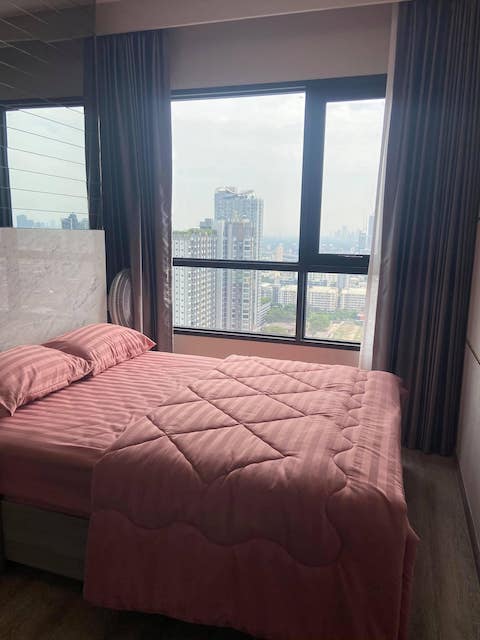 KnightsBridge Prime Onnut, safe, private, peaceful, 30th floor, BTS On Nut.***Service for selling/renting houses, condos and giving advice. If interested, contact at any time***Interested in additional details or pictures or making an appointment to see the room?Contact Ekachai (Aui)T. 089-799-5598Line ID : @auiauiaui001 (add @ in front) (Agent Post)Room type: 1 bedroom, 1 bathroomSize 34 sq m., 30th floorNew, clean room, beautifully decorated, ready to move in.details-------------------------------------------------- ------------Rental price 20,000.-/month-------------------------------------------------- ------------*Facilities worth using-Horizon Edge Pool-Dynamic Fitness- Sky Lounge & Garden- Skyline Chillax Space- Bangkok Skyscraper Deck- Green area over 1 rai- automatic parking-------------------------------------------------- ------------*Nearby important places (Based on information from Google Map)- BTS On Nut : 600 m.- Habito mall : 350 m.- Century The Movie Plaza : 700 m.- W