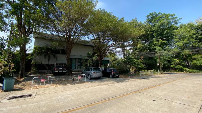 CH933 ให้เช่าอาคารสำนักงาน คลีนิก HealthCare ย่านเลียบด่วน ประดิษฐ์มนูธรรมให้เช่าโชว์รูม อาคารสำนักงาน Store  2 อาคาร พื้นที่ 300 ตรว. 1,100 ตรม ที่จอดรถ 10 คัน ตบแต่งภายในแล้ว ย่านประดิษฐ์มนูธรรม ใกล้ถนนใหญ่ 20 เมตร ติดต่อ 094-5695997 ชาญครับราคาเช่า 390,000 บาทต่อเดือนรายละเอียด- พื่้นที่ 300 ตรว. ใช้สอย 1,100 ตรม พร้อมที่จอดรถ 10 คัน- อาคารมี 2 อาคาร เป็นโชว์รูม และ Store- ตบแต่งเสร็จแล้ว อุปกรณ์บางส่วนสา�