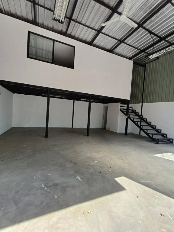 EPL-WH0609 ให้เช่าโกดังขนาดเล็ก ย่านพัฒนาการ 44 ขนาด 84 ตรม. ขนาดพื้นที่ 8*8 เมตร : 64 ตรม  มีห้องพักและสำนักงาน