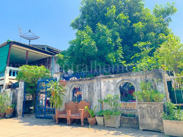 รหัสทรัพย์ 4116บ้านเดี่ยว ปิ่นเจริญ 1 สรงประภา ดอนเมืองที่ตั้ง : ปิ่นเจริญ 1 แขวงสีกัน เขตดอนเมือง กรุงเทพมหานคร 10210รายละเอียดทรัพย์ :- เนื้อที่ 49.5 ตารางวา พื้นที่ใช้สอย 200 ตารางเมตร - 5 ห้องนอน 2 ห้องน้ำ 1 ห้องนั่งเล่น 1 ห้องครัว- ที่จอดรถ 1 คัน - มุ้งลวด, ผ้าม่าน - บ้านเดี่ยวสองชั้น โครงสร้างครึ่งบนเป็นไม้ มีต่อเติมภายนอกตัวบ้าน 1 ห้องนอน 1 ห้องน้ำ และส่วนต่อเติมห้องอเนกประส