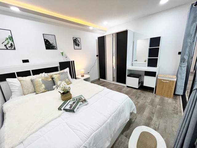 สนใจโทร 062-9434025Line ID : 062-0481866ขายคอนโดรีโนเวทใหม่! SR Complex Condominium ใกล้เซนทรัลเฟส ใจกลางเมือง ราคาพิเศษ 1,290,000 โอนคนละครึ่ง1 ห้อง 1 ห้องรับแขก 1 ห้องน้ำ มีระเบียง มีโซนครัวพื้นที่ใช้สอย 39 ตรม. ชั้น 7 วิวสระว่ายน้ำ เห็นวิวดอยสุเทพฟรีของแถม!! เฟอร์นิเจอร์ครบพร้อมเข้าอยู่-เครื่องปรับอากาศ 2 ตัว-ตู้เย็น -ทีวี 43 นิ้ว-ไมโครเวฟ-เครื่องซักผ้า-บิ้วอินเตียง และชั้นวางของ-ตู้เสื้อผ้า โต๊ะเครื่