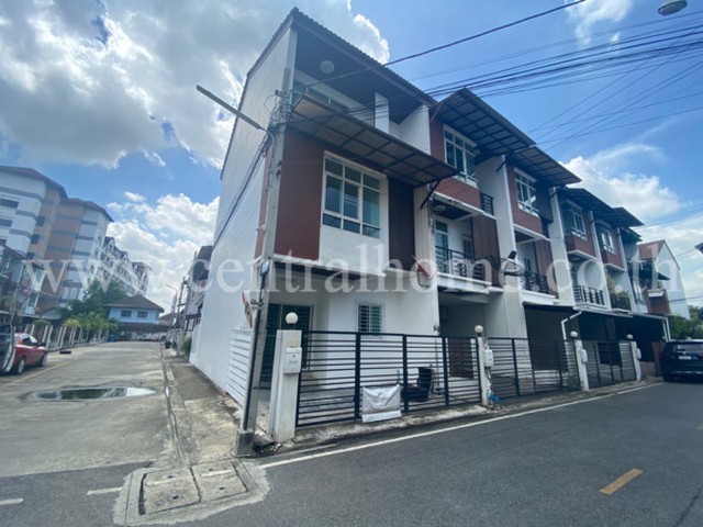 รหัสทรัพย์ : 4075ทาวน์เฮ้าส์ เดอะ รูฟ แจ้งวัฒนะ (แจ้งวัฒนะ-ปากเกร็ด 24)ที่ตั้ง : 39 ซอย สี่ไชยทอง 27/1 ตำบลบางตลาด อำเภอปากเกร็ด นนทบุรี 11120รายละเอียดทรัพย์ :- เนื้อที่ 18.51 ตารางวา- พื้นที่ใช้สอย 200 ตารางเมตร- หน้าบ้านหันทาง ทิศตะวันตกเฉียงเหนือ- 3 นอน 3 ห้องน้ำ 1 ห้องครัว 1 ห้องรับแขก- ชั้นล่างพื้นกระเบื้องแกรนิตโต้/ ชั้นบนพื้นลามิเนต- แอร์ติดผนัง 2 ตัว- จอดรถได้ 1 คัน - ต่อเติมห้องค