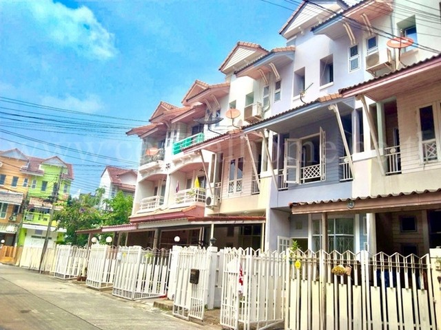 รหัสทรัพย์  4088ทาวน์เฮ้าส์ บ้านริมสวน ดอนเมือง 3 ชั้น สภาพสวย ที่ตั้ง : แขวงสีกัน เขตดอนเมือง กรุงเทพมหานคร 11210รายละเอียดทรัพย์ :- เนื้อที่ 17.6 ตร.ว เนื้อที่ใช้สอย 157ตร.ม- 3 ห้องนอน 3 ห้องน้ำ- 1 ห้องนั้งเล่น - 1 ที่จอดรถ สิ่งอำนวยความสะดวก :- สวนพักผ่อน- รปภ.แผนที่ :   https://maps.app.goo.gl/Uokdjy7URTs6q5TY6?g_st=ic  > https://maps.app.goo.gl/Uokdjy7URTs6q5TY6?g_st=icราคาขาย 2,690,000.- บาทสนใจติดต่อบริษัท เซ็นทรัล โฮม พร็อพเพอร์ตี้ จำกัดOffice  : 0-2968-7199 Phone : 