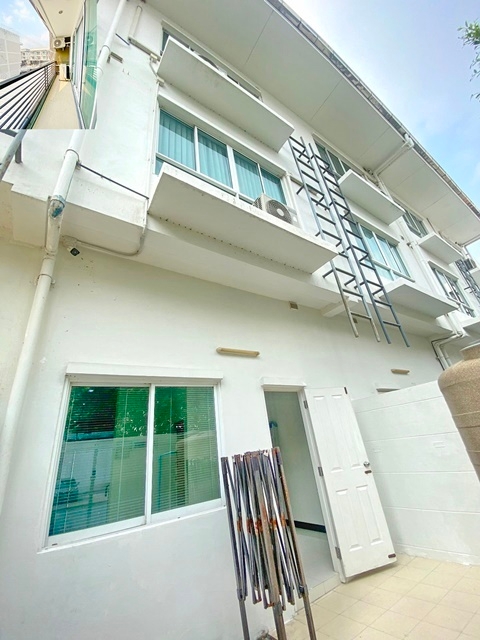 ถ.ติวานนท์ นิคม บางกะดี ให้เช่าอาคารพาณิชย์ 3 ชั้น 17ตรว. 188ตรม.4นอน 3น้ำ 5แอร์ 1จอดรถ ตลาดพูนทรัพย์ ติดถนนใหญ่ Sena Avenue 