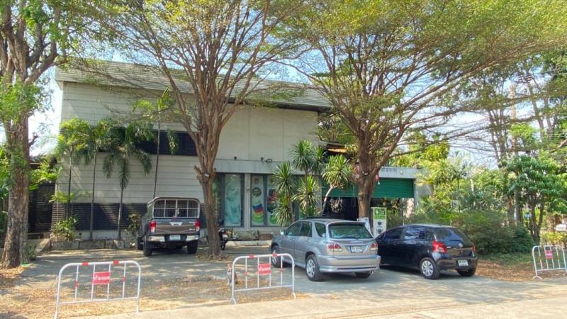 BH2642 ให้เช่าอาคารสำนักงาน คลีนิก HealthCare ย่านเลียบด่วน ประดิษฐ์มนูธรรม contact : คุณบัว Bua Agent 0936464597, 0826914598Line : Bua093ราคาเช่า 390,000 บาทต่อเดือน BH2642 ให้เช่าโชว์รูม อาคารสำนักงาน Store 2 อาคาร พื้นที่ 300 ตรว. 1,100 ตรม ที่จอดรถ 10 คัน ตบแต่งภายในแล้ว ย่านประดิษฐ์มนูธรรม ใกล้ถนนใหญ่ 20 เมตรราคาเช่า 390,000 บาทต่อเดือน BH2642 รายละเอียด - พื่้นที่ 300 ตรว. ใช้สอย 1,100 ตรม พร้อมที่จอดรถ 10 คัน - อาคารมี 2 อาคาร เป็นโชว์รูม แล