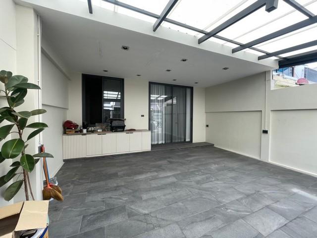 ให้เช่าทาวส์เฮ้าส์ 2 ชั้น ใกล้เทอมินอล 21 พระราม 3 ซอยเจริญกรุง107 ตกแต่งสวยพร้อมอยู่ เนื้อที่ 28 ตรว 3 ห้องนอน 2 ห้องน้ำ จอดรถ 2คัน 