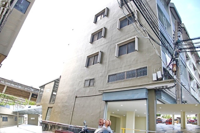 ม.กรุงเทพ ขาย - เช่า อาคารพาณิชย์ 2 คูหา 5 ชั้น ถูกมาก ติดฟิวเจอร์พาร์ค รังสิต หน้าบ้านหันทิศเหนือ 40ตรว. 600ตรม.5จอดรถ  รถเทเลอร์ เข้าได้ 