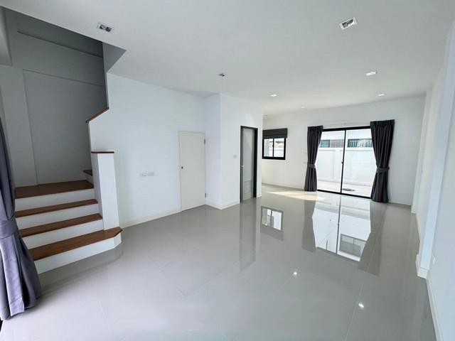 C4335 ขายทาวน์โฮม 3 ชั้น ซอยลาดพร้าว 83  ใกล้เลียบด่วน ปากซอยเป็น MRT สถานีลาดพร้าว83