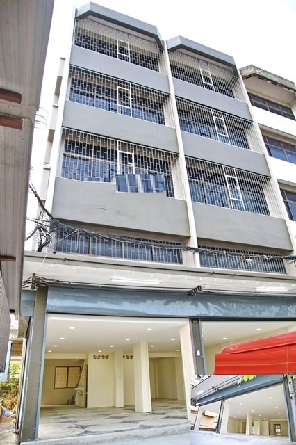 ถูกมาก ติดฟิวเจอร์พาร์ค รังสิต ม.กรุงเทพ ขาย - เช่า อาคารพาณิชย์ 2 คูหา 5 ชั้น  หน้าบ้านหันทิศเหนือ 40ตรว. 600ตรม.5จอดรถ  รถเทเลอร์ เข้าได้