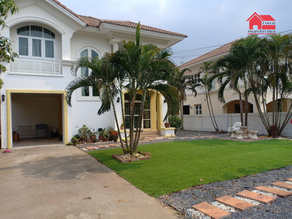 รายละเอียด  ให้เช่าบ้านเดี่ยว 2 ชั้นเนื้อที่ 100 ตร.ว พื้นที่ใช้สอย 180ตร.ม 3ห้องนอน 2ห้องน้ำ แอร์ 3 เครื่อง มีสวน ที่จอดรถ  1 ห้องครัว 1ห้องรับแขก  เป็นบ้านที่มีสวนต้นไม้ร่มรื่นพร้อมบรรยากาศเงียบสงบ สถานที่สำคัญรอบโครงการ ห้างสรรพสินค้า -โลตัส หนองจอก  บิ๊กซี หนองจอก  มหาวิทยาลัย มหาวิทยาลัยเทคโนโลยีมหานคร  โรงพยาบาล โรงพยาบาลหนองจอก โรงเรียน โรงเรียนนานาชาติเกาหล