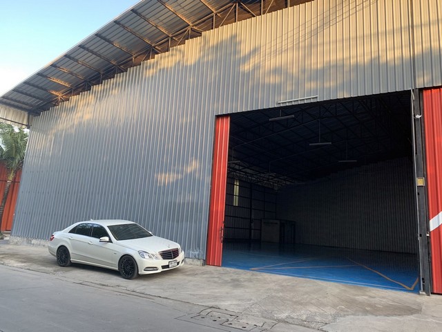 BRA451 ให้เช่าโกดัง พร้อมออฟฟิศ ขนาด 460ตรม. ลาดพร้าว101 โพธิ์แก้ว3 ใกล้ MRTลาดพร้าว101ติดต่อ : คุณสราวุฒิ Tel. 0994108945 Line : ballwuth -พื้นที่460ตรม. พร้อมออฟฟิศ- โกดังสูง 6 เมตร- รถใหญ่เข้าออกได้- มีห้องน้ำพนักงานชาย/หญิง, ห้องน้ำผู้บริหาร 2ห้อง- มีระบบไฟ 1 เฟส30/100- ค่าน้ำค่าไฟ คิดตามมิเตอร์ที่ติดแยกไว้ในพื้นที่เช่า, ค่าไฟ 7 บาท/ยูนิต, ค่าน้ำ 22 บาท/ยูนิต-มีเส้นทางเข้า-ออกได้หลายทาง เช่น MRTลาดพร้าว101 