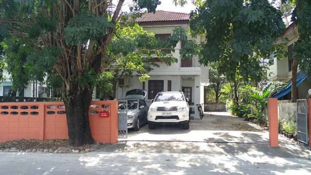 HRE337 ให้เช่าบ้านเดี่ยว 2 ชั้น  หมู่บ้านจามจุรี กิ่งแก้ว41 พร้อมอยู่  ใกล้โรงพยาบาลจุฬารัตน์ ติดต่อ : - คุณสราวุฒิ Tel. 0994108945   Line : ballwuth  บ้านเดี่ยว ทำเลดี ในกิ่งแก้ว 41 หมู่บ้านจามจุรี ปัจจุบันเปิด Air B รายละเอียด  ขนาดที่ดิน 73 ตารางวา 4 ห้องนอน 2 ห้องน้ำ 1 ห้องครัว  แอร์ 2 ตัว จอดรถได้ 2 คัน  ด้่านหลังมีห้องเก็บของ โครงสร้างแข็งแรงโดยแลนด์ แอนด์ เฮาส์  วิวทะเลสาบ มีลู่วิ่งออกกำลังรอบๆ