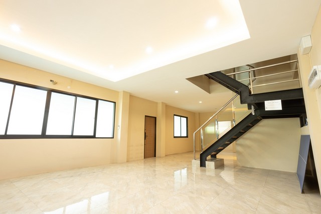 ให้เช่าทาวน์โฮม 3 ชั้น 250 ตรม. ซอยรามอินทรา 19 หัวมุมสี่แยก ปากซอย ติด BTS สายสีชมพู ใกล้ทางด่วน