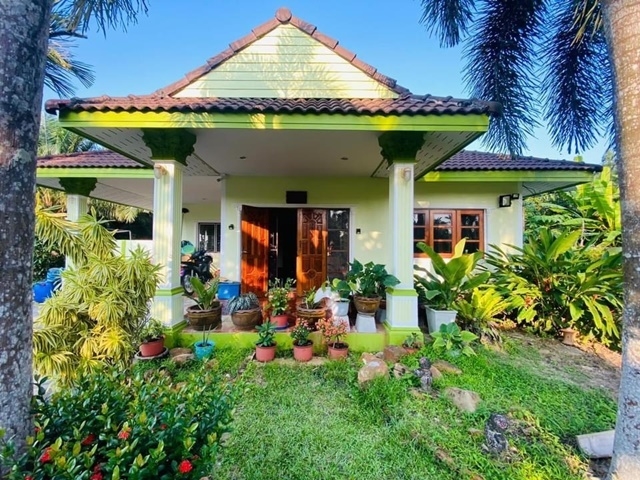 ตลาดนัดต้นท้วย  สนามบินกระบี่ ตลาดสดรุ่งโรจน์ ให้เช่าบ้านเดี่ยว 1 ชั้น 52ตรว. 160ตรม. 3นอน 2น้ำ 4จอดรถ 