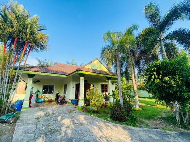 ตลาดสดรุ่งโรจน์  ตลาดนัดต้นท้วย  สนามบินกระบี่ ให้เช่าบ้านเดี่ยว 1 ชั้น 52ตรว. 160ตรม. 3นอน 2น้ำ 4จอดรถ