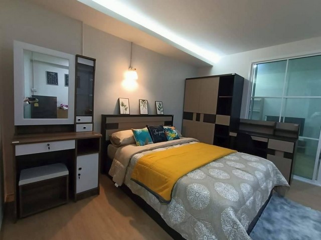 สนใจโทร 062-9434025Line ID : 062-0481866เปิดขายห้อง SR Condominium พร้อมเฟอร์ตรงข้าม ตลาดสดแม่กวงห่างเช็นทรัลเฟสเพียง 4 กม.ราคา 790,000 บาท  ราคารวมโอน!!ห้อง 31.5 ตรมชั้น 7 ห้องหัวมุม ห้อง 715แถม- เครื่องทำน้ำอุ่น- เครื่องชักผ้า- ไมโครเวฟ- ตู้เย็นแบบ2ประตู- แอร์ขนาด18000btu- Tv43นิ้วแบบสมารท์Tv- เตียงนอน5ฟุต- โต๊ะกินข้าว2ที่นั่ง- โซฟา- ชั้นวางทีวี- ตู้โชว์- ตู้เก็บของ- ตู้วางรองเท้าLocation: https://maps.app.goo.gl/ZmaHqq5JVjUM7T2T7สนใจโทร 062-9434025Line ID :