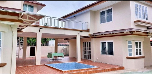 RH01309 ให้เช่าบ้าน 2 หลัง ในพื้นที่เดียวกัน พร้อมเฟอร์นิเจอร์ ซอยกิ่งแก้ว 41 ใกล้สนามบินสุวรรณภูมติดต่อ : คุณเด่นชัย 09-8481-8989         :06-2839-4747 Line   :0984818989          : https://line.me/ti/p/ezz8HbMifz         : แอดไลน์ แคปหน้าจอสอบถามได้เลยครับโครงการ, หมู่บ้านจามจุรี กิ่งแก้ว 41 ที่ดิน 100 ตารางวา บ้านสองหลังคู่ พื้นที่ใชสอย 300 ตารางเมตร6 ห้องนอน 4 ห้องน้ำ แอร์ทุกห้อง  มีสระว่านน้ำเด็กขนาด 3×3 เมตร โรงจอดรถได้  4 คันลานอเนกป