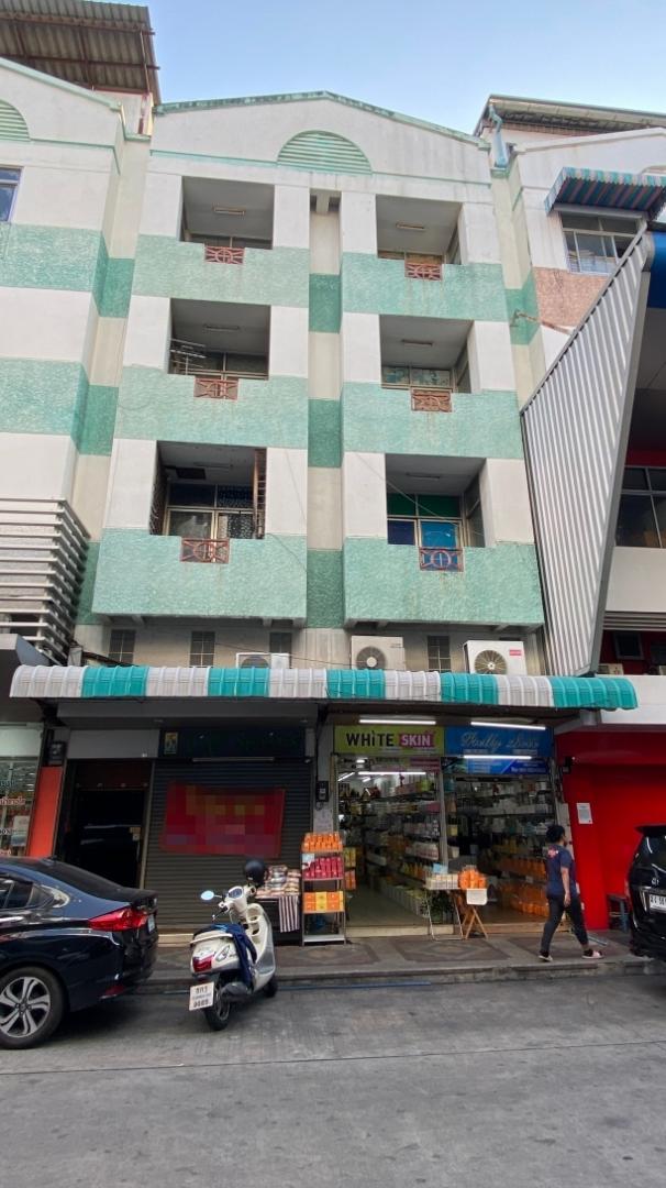 ให้เช่าอาคารพาณิชย์ เจ้เล้ง ดอนเมือง 1.5 คูหา 4 ชั้นให้เช่าอาคารพาณิชย์ขนาด 1.5 คูหา 4 ชั้น ทำออฟฟิศ, ค้าขาย เป็นที่พัก AirBNB หรือหน้าร้านขายสินค้าราคาเช่า 60,000 บาทต่อเดือน หรือ พูดคุยได้ครับ (สนใจจริง)ประกัน 2 เดือนสัญญา 3 ปีหรือพูดคุยครับสนใจติดต่อ : โทร/ไลน์: คุณภพกร (หน่อย) 083-295-5496 (รหัสทรัพย์ 240CN)ขนาด- อาคารพาณิชย์ ลึก 16 กว้าง 5 เมตร (ชั้นล่าง 1 คูหา ชั้นลอยขึ้นไป 2 คูหา)- พื้นที่ใช