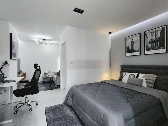 สนใจโทร 062-9434025Line ID : 062-0481866SR Land คอนโด ใหม่ ห้องชุดคอนโดรีโนเวท 31ตรม. ชั้น2 เท่ทันสมัยสไตล์ Modern ใกล้ CentralFest 5นาทีแถมฟรี เฟอร์นิเจอร์ และ เครื่องใช้ไฟฟ้า- แอร์ - Smart TV - เครื่องทำน้ำอุ่น พร้อม Rain Shower- โซฟา โต๊ะกลางกาแฟ- เตียง 5 ฟุต- ที่นอน 5 ฟุต- ตู้ข้างเตียงModern- โต๊ะ เก้าอี้ทำงาน โคมไฟ- ตู้เสื้อผ้า - ชั้นวางของ- ของตกแต่งอื่นๆปล่อยเช่า 5000 บ./เดือนสำหรับนักลงทุน มีบริการหาผู้เช่าให้ที่ตั้ง  http