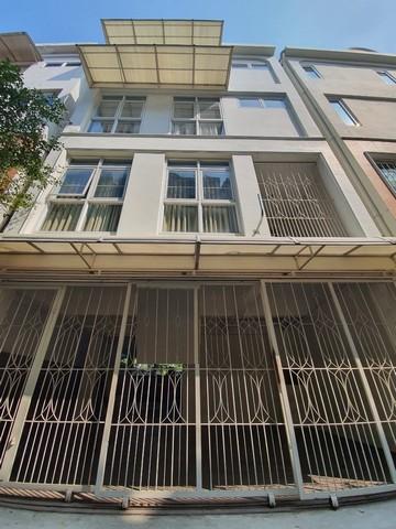 ให้เช่าทาวน์โฮม 4 ชั้น280 ตารางเมตร ใกล้ BTS อารีย์ 3 ห้องนอน 5 ห้องน้ำ จดบริษัทได้ มีเฟอร์นิเจอร์พร้อมเข้าอยู่