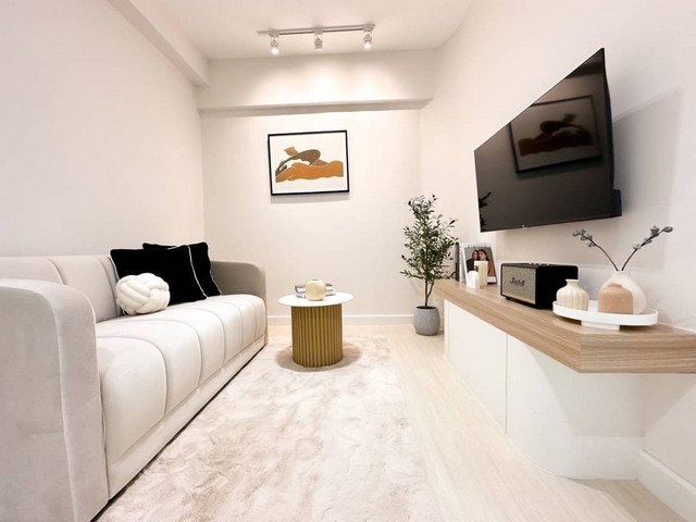 Contact: 062-9434025Line ID : 062-0481866ขายเซเว่นสตาร์ คอนโด เจ็ดยอด ใกล้มหาวิทยาลัยเชียงใหม่  Maya mall นิมมาน ซื้ออยู่เองหรือปล่อยเช่าคุ้มมาก (วารันตีผู้เช่า) เพียง 1.59 ล้านบาท ฟรีทุกค่าใช้จ่ายวันโอน ขนาด 30 ตรม. ชั้น 4ตกแต่งรีโนเวทใหม่ทั้งห้อง พร้อมหิ้วกระเป๋าเข้าอยู่ได้ทันที- เครื่องใช้ไฟฟ้าครบชุด - smart tv 40”- ตู้เย็น - เตาทำอาหาร ฮูดดูดควัน - เครื่องปรับอากาศ - เครื่องซักผ้า- เครื่องทำน้ำอุ่น