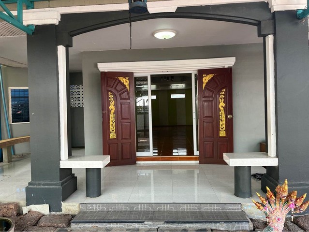 ให้เช่า บ้านเดี่ยว หมู่บ้านบางหลวง  ต่อเติมเต็มพื้นที่ หน้ากว้าง 31 ม. ลึก 16 ม. หลังบ้านเป็นวิวบัวชมพู ไม่ติดกับใคร อากาศถ่ายเท