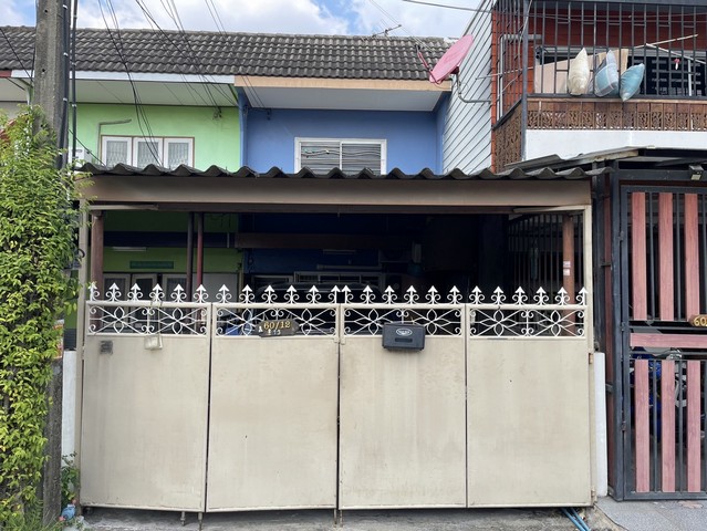 ขายด่วน ทาวน์เฮาส์ (เจ้าของขายเอง) รามอินทรา ซอย 5 แยก 3-4 (กม.1) ห่างจากปากซอยรามอินทรา 5 500 เมตร ทำเลดี เดินทางสะดวกมากครับ ต้องการขายเพราะ ย้ายครอบครัวไปอยู่ต่างจังหวัดครับใกล้รถไฟฟ้า สายสีชมพูเซ็นทรัล รามอินทราโครงการ แกรนด์ รามอินทรา ซอย 57-11 ท๊อปส์เดินทางเข้าออกได้หลายเส้นทางครับรายละเอียดของบ้านตัวบ้าน 2 ชั้น 20 ตารางวา2 ห้องนอน 2 ห้องน้ำ 1 ห้องนั่งเล่นจอดรถใน