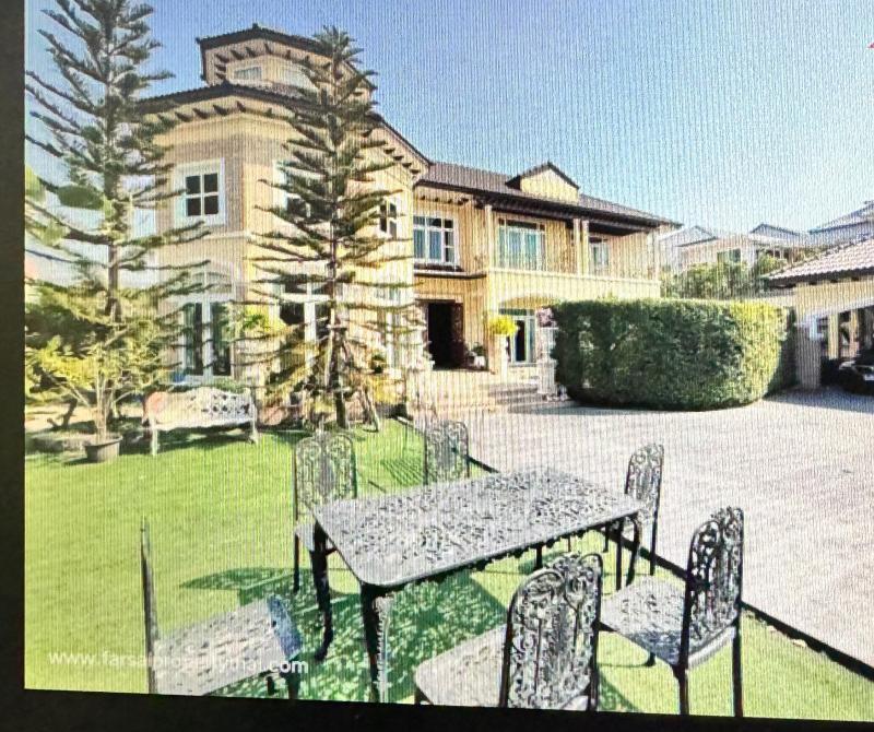 รายละเอียด  ขายบ้านคฤหาสน์ 2ชั้นพร้อมสระว่ายน้ำในตัว เนื้อที่ 200ตร.ว  5ห้องนอน 5ห้องน้ำ แอร์ เฟอร์นิเจอร์ครบ ตกแต่งสวยบ้านพร้อมเข้าอยู่ ถนนเลียบทางด่วน ลาดพร้าว ราคาเช่า 250,000 บ/ด สิ่งอำนวยความสะดวก ระบบรักษาความปลอดภัยตลอด 24 ชม.สถานที่สำคัญใกล้เคียง Chic Republic CDC Central Festivel EastVille Big C Tesco Lotus  Home Pro บุญถาวร โรงเรียนเลิศหล้า โรงเรียนนานาชาติ SISB  โรงเรียนนานาชาติ KIS โรงเรียนนานาชาติ Regent ร