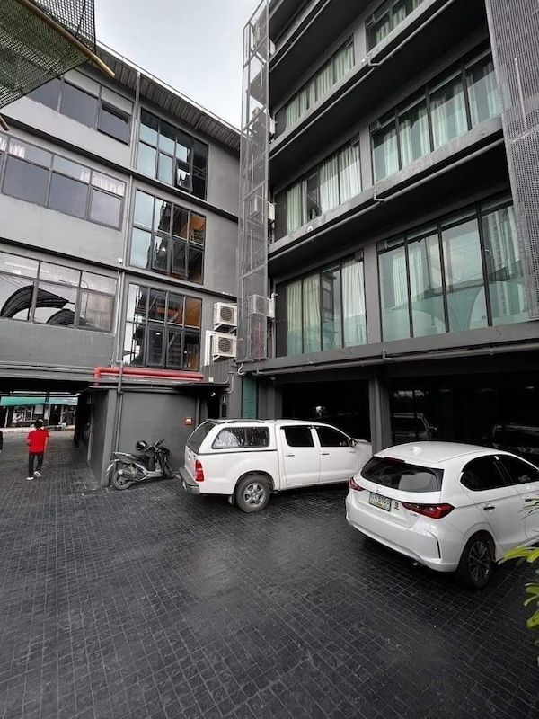 BS768 ขายกิจการโรงแรม  2 อาคาร ห้องพัก 68 ห้อง และ โฮสเทล 78 เตียง มีใบประกอบกิจการโรงแรม​ และ​ โฉนด ย่าน​ ราชปรารภ​15 (ประตูน้ำ)