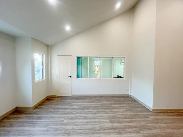 C4393 ขายทาวน์โฮม 2 ชั้น หมู่บ้านติดถนนอ่อนนุช หลังริม หันหน้าทิศใต้ รีโนเวทใหม่ทั้งหลัง