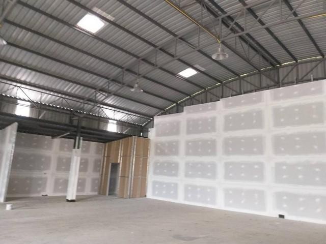 C4383 ให้เช่าโกดังพร้อมออฟฟิศ 200 ตรว. พื้นที่ 440 ตรม  สร้างใหม่ ถนนหทัยราษฎร์ 38 ทำเลดี เข้าซอยไม่ลึก