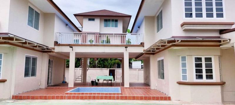 HR1451ให้เช่าบ้านเดี่ยว 2 ชั้นสองหลังเชื่อมกัน หมู่บ้านจามจุรี ซอยกิ่งแก้ว 41 ใกล้สนามบินสุวรรณภูมิราคาเช่า 43,000บาท/เดือน สัญญา 1 ปีติดต่อ : คุณพร 0938091444 (เบอร์นี้แอดไลน์ได้คะ),โทร 0939833259ID Line : henghengpaulaรหัสประกาศ HR1451ให้เช่าบ้านเดี่ยว 2 ชั้นสองหลังเชื่อมกัน หมู่บ้านจามจุรี ซอยกิ่งแก้ว 41 ใกล้สนามบินสุวรรณภูมิ6 ห้องนอน 4 ห้องน้ำ เชื่อมติดกันด้วยดาดฟ้า และ ระเบียงที่จอดรถได้ 4 คัน ลา