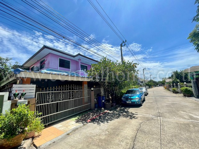 รหัสทรัพย์  4273บ้านเดี่ยว พาร์ควิลเลจ บางบัวทอง กาญจนาภิเษก ราคาถูกที่ตั้ง :  ซ.ลำโพ 17 ถนนกาญจนาภิเษก ต.ลำโพ อ.บางบัวทอง จ.นนทบุรี 11110รายละเอียดทรัพย์- บ้านเดี่ยว 2 ชั้น, ขนาดเนื้อที่ 59.8 ตารางวา, พื้นที่ใช้สอย 180 ตารางเมตร- 3 ห้องนอน, 3 ห้องน้ำ, 1 ห้องรับแขก, 1 ห้องนั่งเล่น, 1 ห้องครัว,  2 ที่จอดรถ- พื้นล่างกระเบื้อง, พื้นบนกระเบื้อง- ต่อเติมห้องที่แยกออกมาจากตัวบ้าน 1 ห้อง- สภาพดี