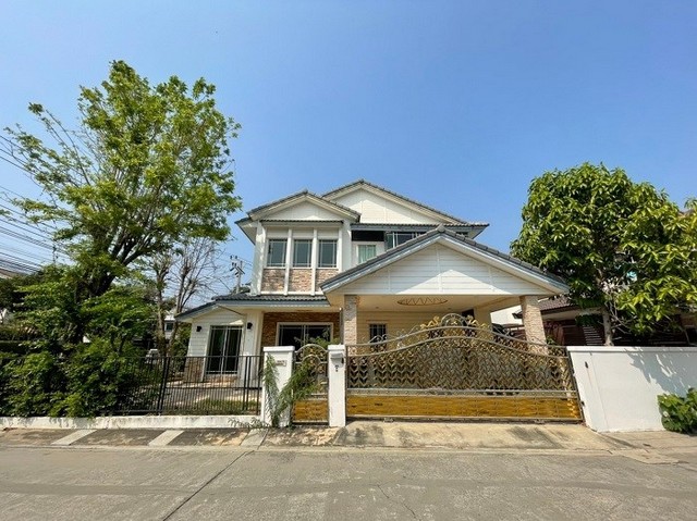 รายละเอียดเพิ่มเติม Code ID : PKK02-00530  ราคาขาย  8,000,000 บาท- ขนาดพื้นที่ :  74.40 ตร.ว. - พื้นที่ใช้สอย :   -- จำนวนห้อง :   3 ห้องนอน 3 ห้องน้ำ - ที่จอดรถ :  1     คัน- บ้านหันทางทิศ : - พิกัดทรัพย์ : https://maps.app.goo.gl/NpVwRvd9FXbR5V7LA    สถานที่ใกล้เคียง- ใกล้สถานีรถไฟฟ้า ศรีนครินทร์- ใกล้ ตลาดรถไฟ ขจรวิทย์  - ใกล้ โรงพยาบาลบางนา​- ใกล้ศูนย์สุขภาพชุมชนนครทอง   สอบถามเพิ่มเติม/นัดชมโทร. 097-419-5982(พลอย)โทร. 096-932-4624(ออมสิน)Line : @panaya (มี@ด้าน�