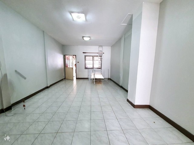 ขายทาวน์เฮ้าส์ 2 ชั้น หมู่บ้านยิ่งโอฬาร วิภาวดีรังสิต 43 เนื้อที่ 21 ตร.ว ใกล้สนามบินดอนเมือง