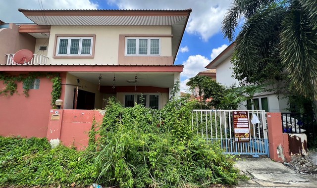   รายละเอียดเพิ่มเติม Code ID : PKK02-01037  ราคาขาย 2,300,000  บาท- ขนาดพื้นที่ :   36.00 ตร.ว.- พื้นที่ใช้สอย :   -- จำนวนห้อง :   3 ห้องนอน 3 ห้องน้ำ - ที่จอดรถ :    1   คัน- บ้านหันทางทิศ : - พิกัดทรัพย์ : https://maps.app.goo.gl/DJeoWF8BWQyZmh5r9    สถานที่ใกล้เคียง- ใกล้โรงพยาบาลส่งเสริมสุขภาพตำบลบางเตยหมู่ 5 - ใกล้ซีเจ ซูเปอร์มาร์เก็ต สาขาเทศบาลสามโคก  - ใกล้ ซีเจ ซูเปอร์มาร์เก็ต สาขาสามโคก- ใกล้แม็คโคร ปทุมธานี  เบทาโกร ช็อป สาขาป�