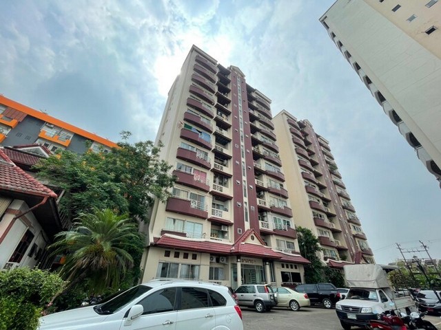   รายละเอียดเพิ่มเติม Code ID : PKK05-00608  ราคาขาย 1,630,000 บาท- พื้นที่ใช้สอย :   62.87 ตร.ม.- จำนวนห้อง :  1 ห้องนอน 1 ห้องน้ำ  - ชั้นที่ : 4       - อาคาร :  1 พิกัดทรัพย์ :  https://maps.app.goo.gl/adcaeWMa1TMUJc636    สถานที่ใกล้เคียง- ใกล้สถานีรถไฟฟ้า รัชดาภิเษก - ใกล้โรงพยาบาลศศิธร หอมขจร - ใกล้บีฮายเมืองทองธานี- ใกล้ ร้านหมอ botox    สอบถามเพิ่มเติม/นัดชมโทร. 097-419-5982(พลอย)โทร. 096-932-4624(ออมสิน)Line : @panaya (มี@ด้านหน้า)ปรึกษาสินเชื่อฟรี One Stop Service ดูแลต�